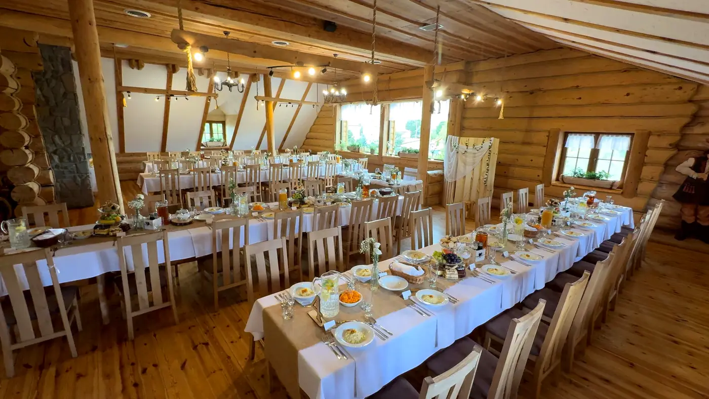 Sala nakryta na przyjęcie okolicznościowe