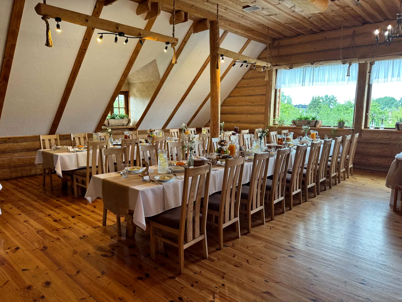 Sala z dużymi oknami